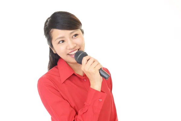 Mulher cantando karaoke — Fotografia de Stock