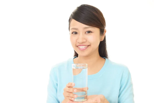 Vrouw die een glas water drinkt — Stockfoto