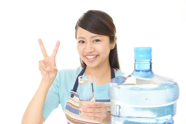Kobieta pijąca szklankę wody — Zdjęcie stockowe
