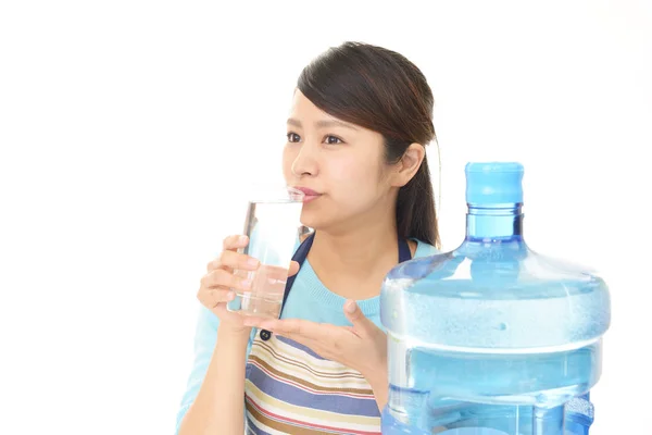 Wanita minum segelas air — Stok Foto