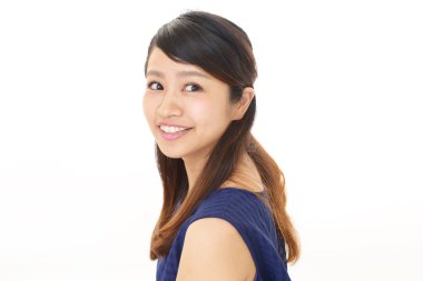 Gülümseyen genç kadın