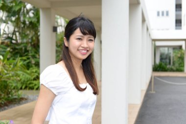 Gülümseyen genç kadın