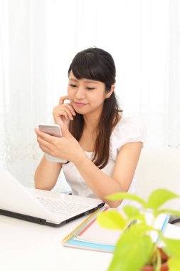 bir akıllı telefon olan kadın