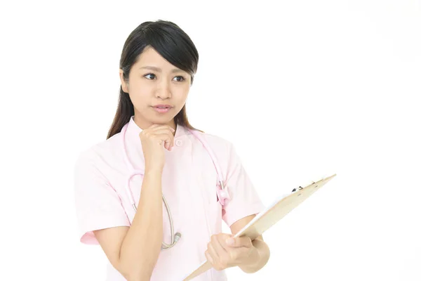 Besorgte asiatische Krankenschwester. — Stockfoto