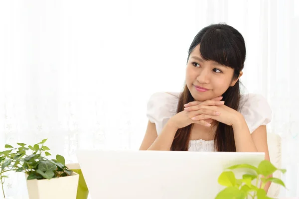 Mulher sorridente usando um laptop — Fotografia de Stock