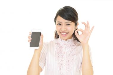 bir akıllı telefon olan kadın