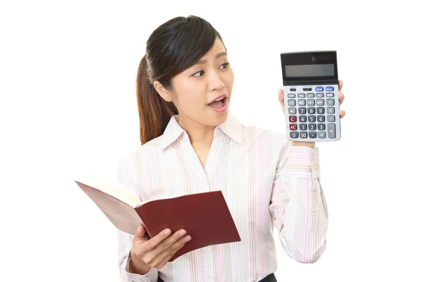 Mujer de negocios asiática con una calculadora —  Fotos de Stock