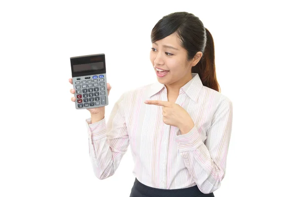 Азиатская деловая женщина с калькулятором — стоковое фото