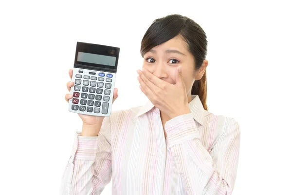 Asiatique femme d'affaires avec une calculatrice — Photo