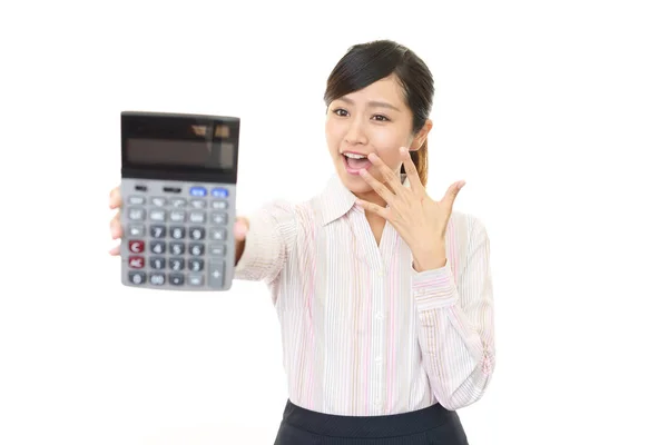 Bir hesap makinesi ile Asya iş kadını — Stok fotoğraf