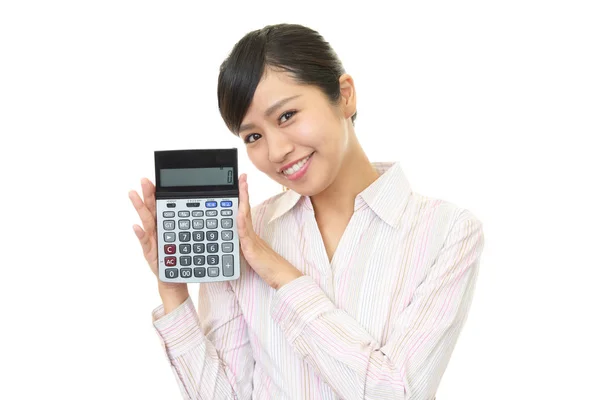 Азиатская деловая женщина с калькулятором — стоковое фото