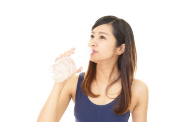 bir şişe su içme kadın