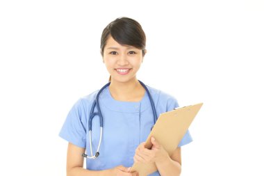 gülümseyen Asya tıp doktoru