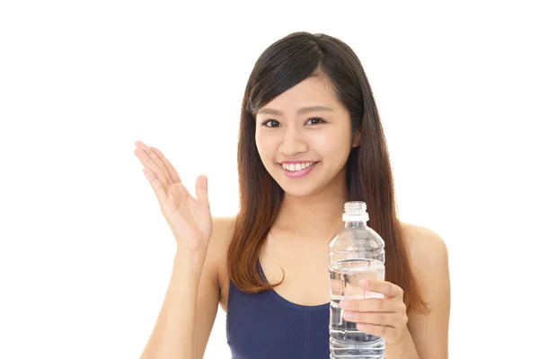 Vrouw drinken van een fles water — Stockfoto