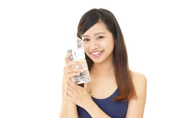 Žena pije láhev vody — Stock fotografie
