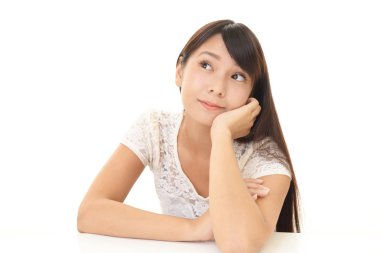 Beyaz arka plan üzerinde izole rahat genç kadın.