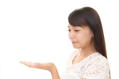 bir şey onu avucunun üzerinde gösterilen kadın