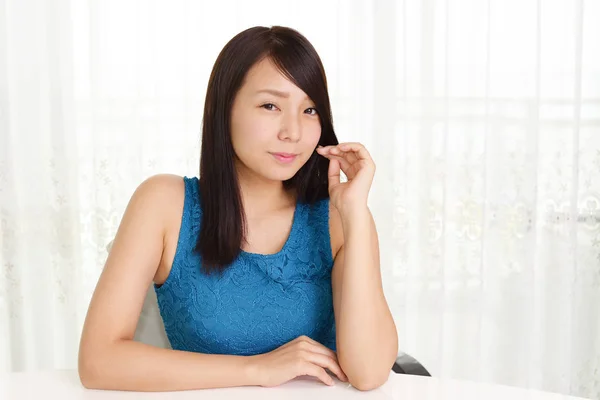 一个亚洲女人在家里的画像 — 图库照片