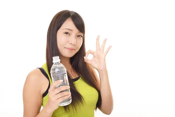 水のボトルを飲む女性 — ストック写真