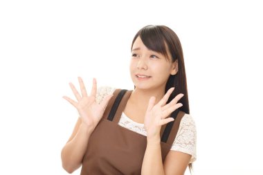 Kadın korkudan korkuyor.