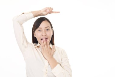 Beyaz arka plan üzerinde izole sürpriz Asyalı kadın