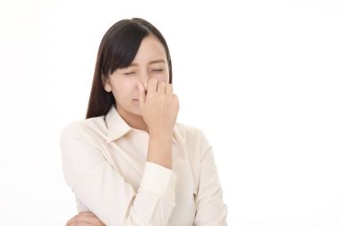 kadının burnunu pinches