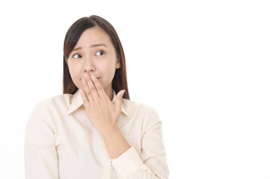 Kadın korkudan korkuyor.