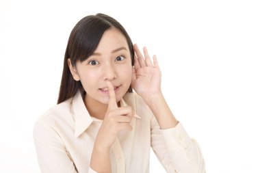 Beyaz arka plan üzerinde dikkatle izole kadın dinle