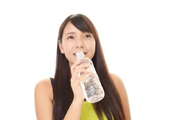 Donna Che Beve Una Bottiglia Acqua — Foto Stock