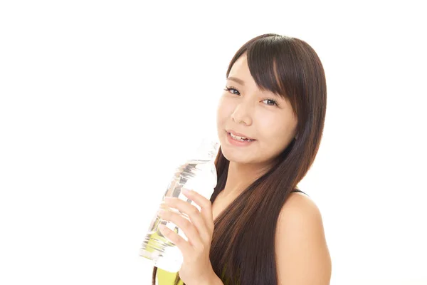 女人喝一瓶水 — 图库照片