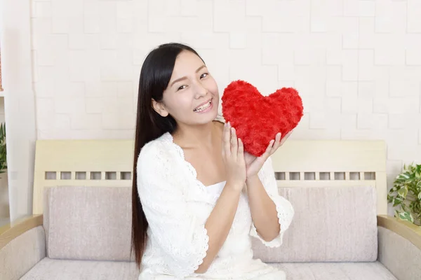 Sorrindo Mulher Segurando Vermelho Coração Amor Símbolo — Fotografia de Stock