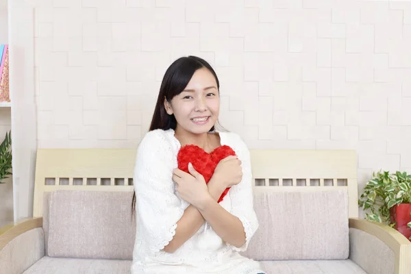 Sorrindo Mulher Segurando Vermelho Coração Amor Símbolo — Fotografia de Stock