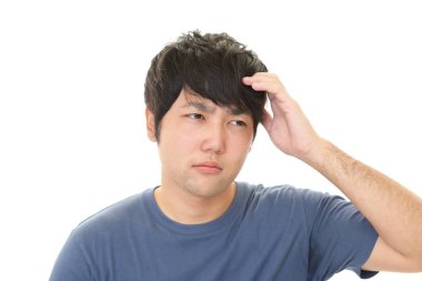 Beyaz arka plan üzerinde izole sinirli Asyalı adam