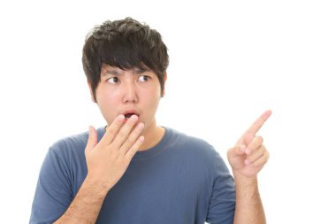 Şaşırmış Asyalı adam beyaz arka planda izole edilmiş.