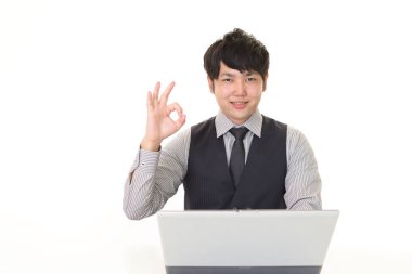 Mutlu poz veren erkek ofis çalışanı.