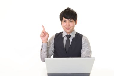 gülümseyen iş adamı kullanarak dizüstü bilgisayar