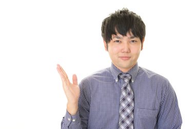 İş adamı yolu gösterir.