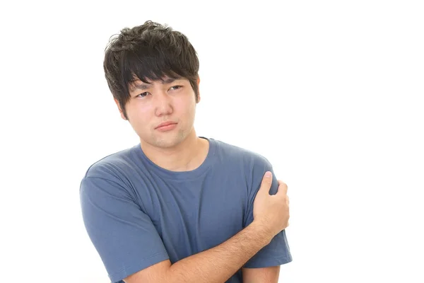 アジア人男性は肩の痛みがある — ストック写真