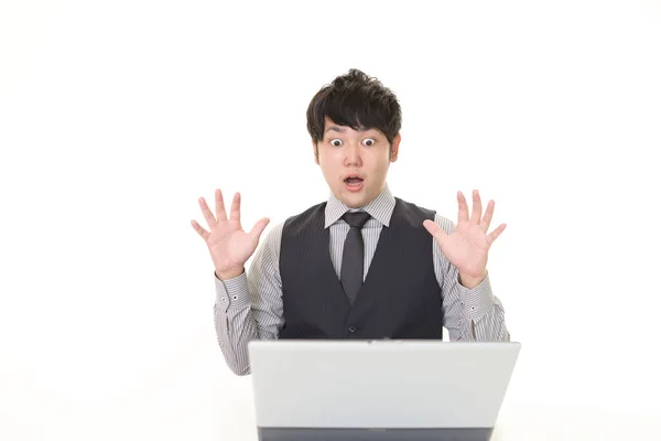 Förvånad Över Asiatiska Affärsman Tittar Laptop — Stockfoto