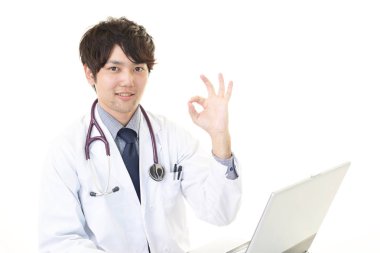 Dizüstü bilgisayarda çalışan doktor