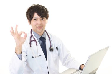 Dizüstü bilgisayarda çalışan doktor