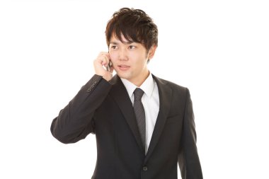 Bir akıllı telefonda konuşan işadamı