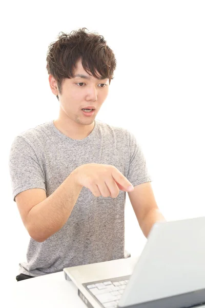 Azjatycki Człowiek Pomocą Laptopa — Zdjęcie stockowe