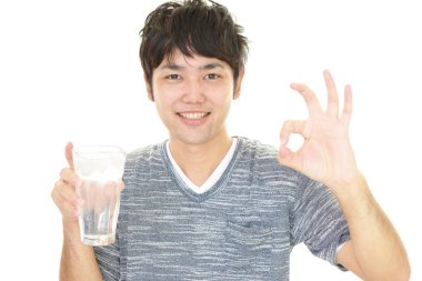 Bardak su tutan bir adam portresi