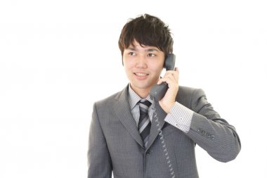 Telefonu olan bir iş adamı.