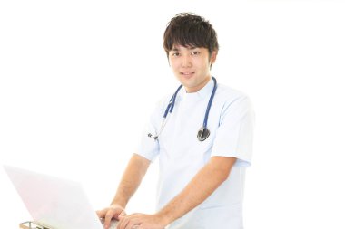 Doktor dizüstü bilgisayarda çalışıyor.