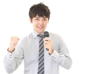 Beyaz arka plan üzerinde izole mikrofon tutan adam