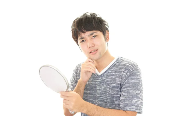 Asijský Muž Dívá Jeho Tvář Zrcadle — Stock fotografie