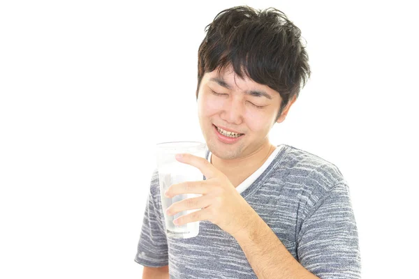Porträtt Man Som Håller Glas Vatten — Stockfoto