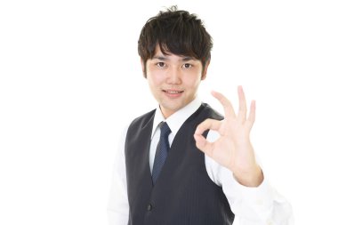 Mutlu poz veren erkek ofis çalışanı. 